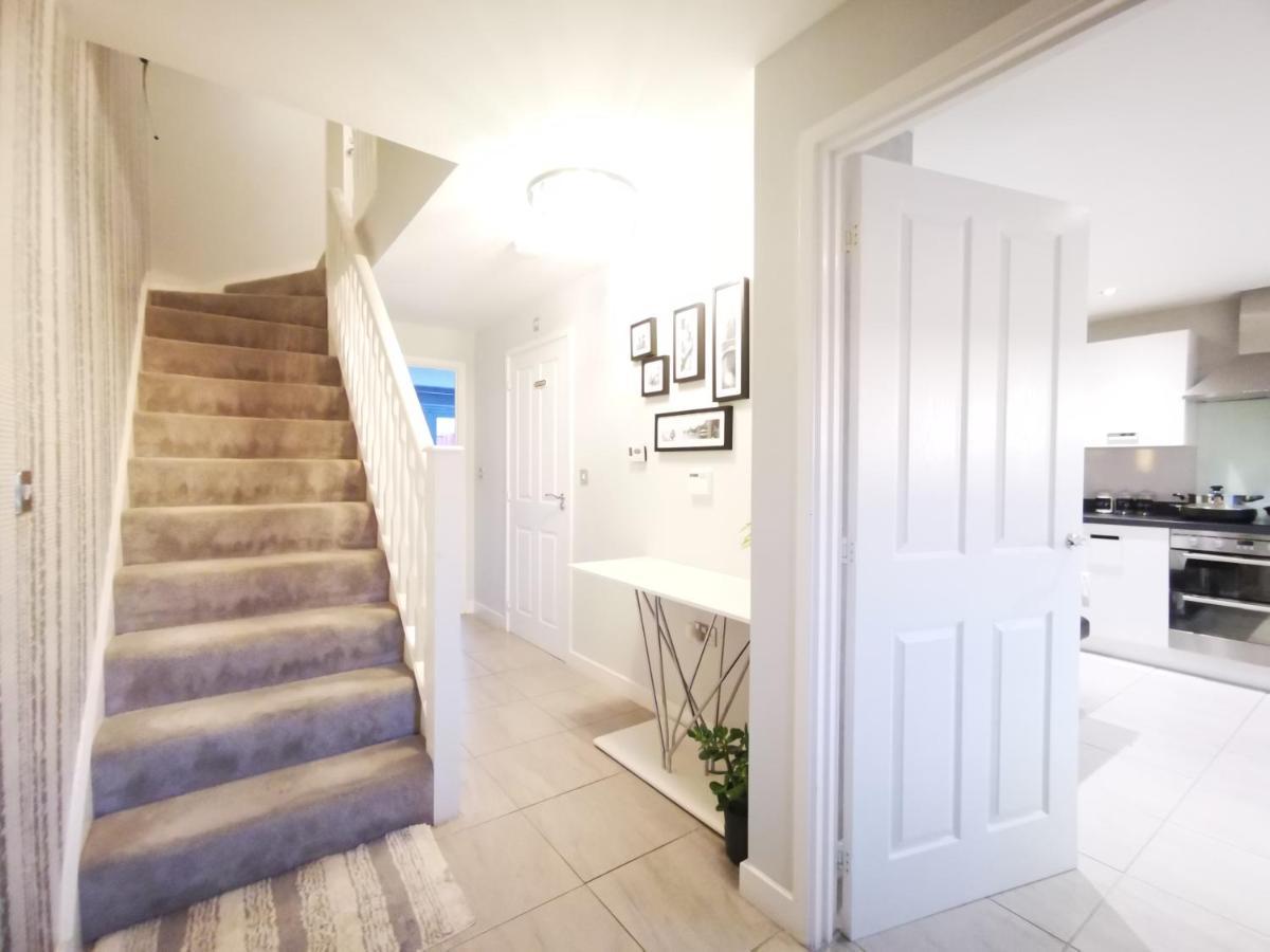 The Lawnswood - Central Manchester Holiday Home With Free Parking Экстерьер фото