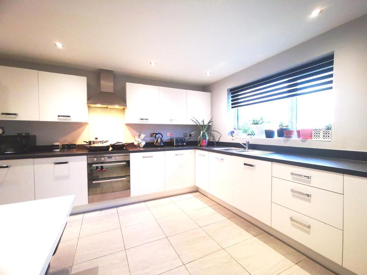 The Lawnswood - Central Manchester Holiday Home With Free Parking Экстерьер фото