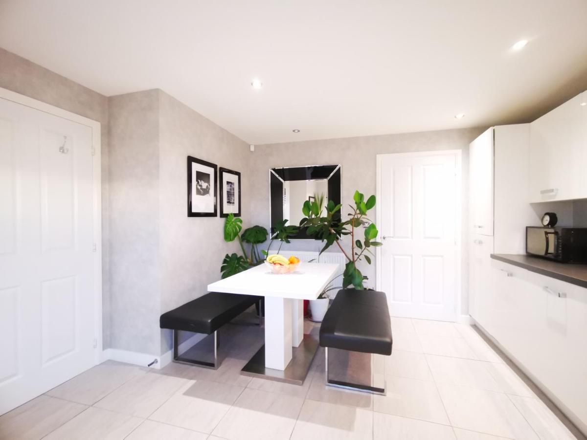 The Lawnswood - Central Manchester Holiday Home With Free Parking Экстерьер фото