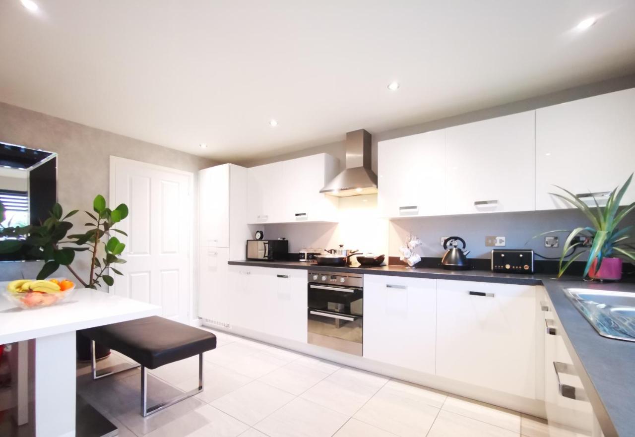 The Lawnswood - Central Manchester Holiday Home With Free Parking Экстерьер фото